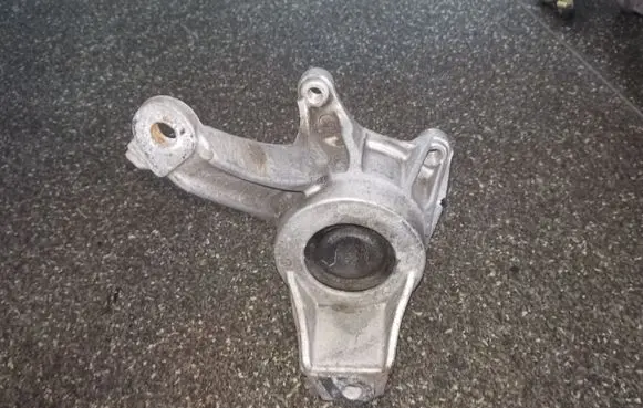 Honda Civic Engine mount bracket