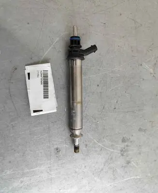 Mercedes-Benz CLA C118 X118 Fuel injector A2560705600
