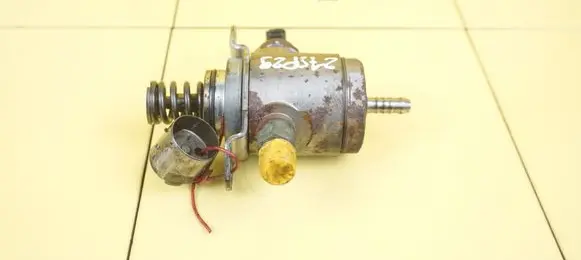 Audi A5 8T 8F Fuel injection high pressure pump 06J127025D CDN