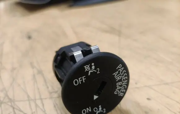 Passenger airbag on/off switch