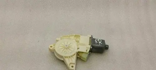 Mercedes-Benz E W212 Front door window regulator motor A2048200642
