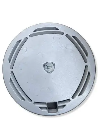 Lancia Thema R15 wheel hub/cap/trim 