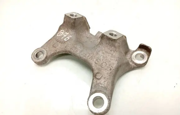Volvo V40 Engine mounting bracket