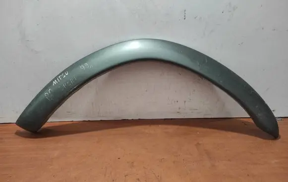 Mitsubishi Pajero Sport I Fender trim (molding) 