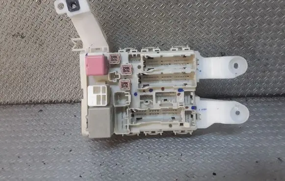 Toyota Auris 150 Fuse module 8273002150A