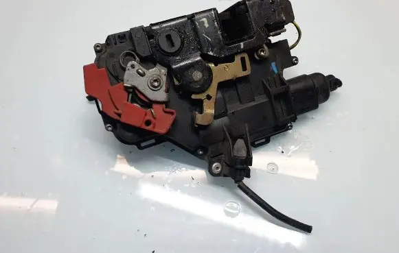Volkswagen Golf V Rear door lock 7L0839016 067L0839016