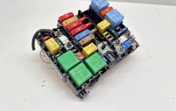 Peugeot 308 Fuse module 9804848580