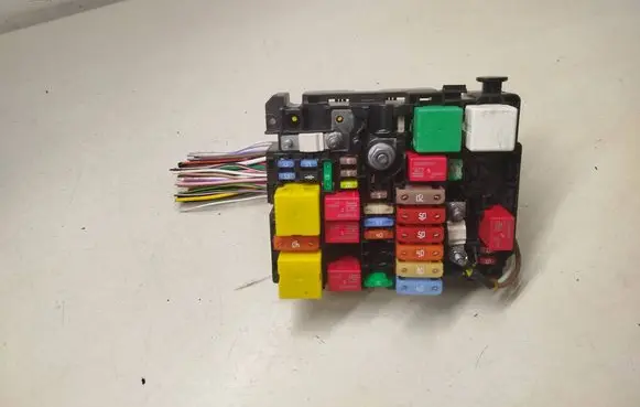 Opel Grandland X Fuse module 9804846880