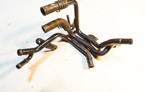 Volkswagen PASSAT B8 Engine coolant pipe/hose 04L121064AC