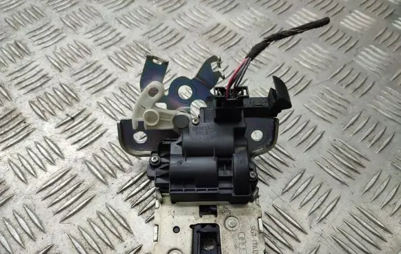 Skoda Octavia Mk3 (5E) Tailgate/trunk/boot lock/catch/latch 8R0827505A