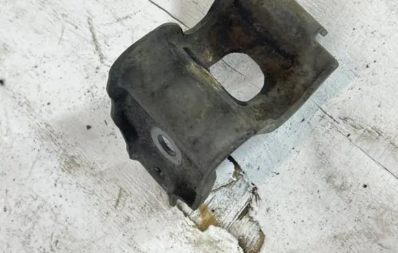 Radiator mount bracket