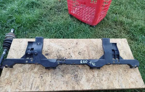 Rear bumper mounting bracket