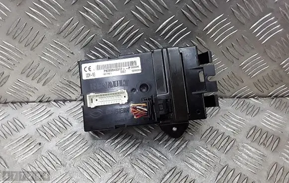 Opel Vivaro Engine control unit/module p8200943317