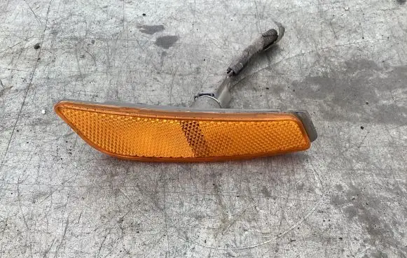 Cadillac CTS Front bumper turn signal 256993880