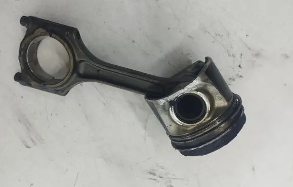 Volvo XC60 Piston with connecting rod