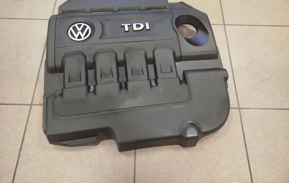 Volkswagen PASSAT B8 Engine cover (trim) 04L103954T