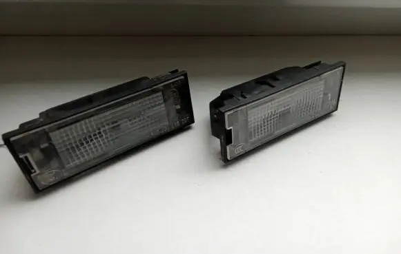 Renault Trafic III (X82) Number plate light E205053