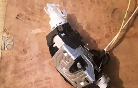 Mercedes-Benz S W220 Front door lock 2207305835