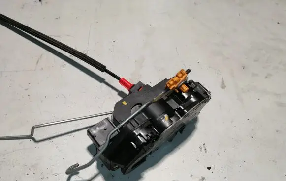 Opel Zafira C Rear door lock