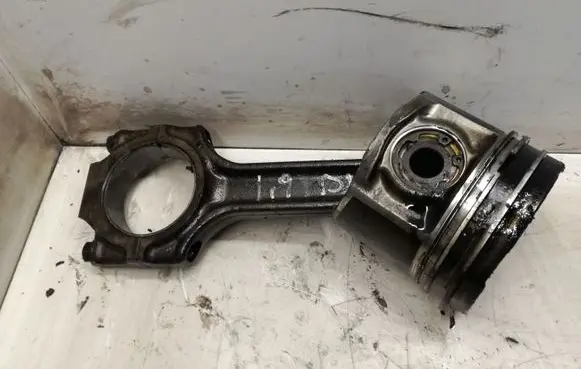 Opel Vectra C Piston with connecting rod