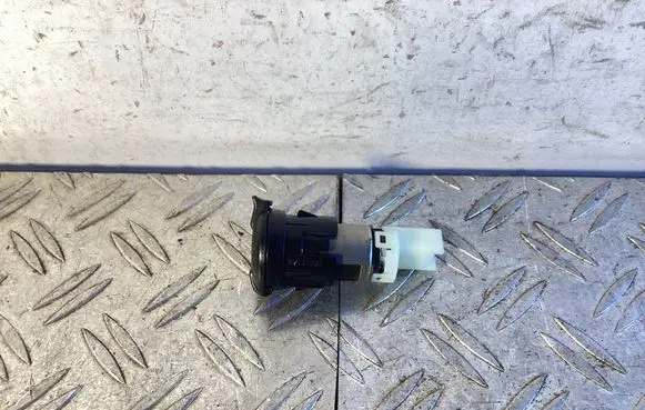 Toyota RAV 4 (XA40) 12 V Socket (front) 120W