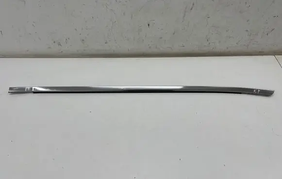 Nissan Qashqai J12 Front door glass trim molding 