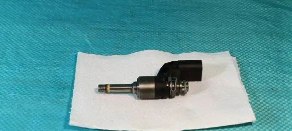 Volkswagen Golf VI Fuel injector 03C906036F 036F