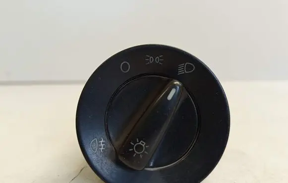 Volkswagen Golf IV Light switch 1C0941531