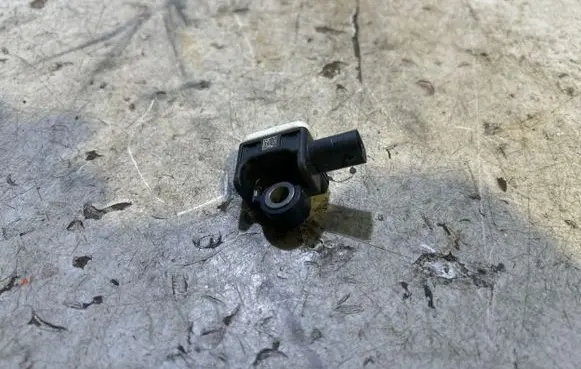 Mercedes-Benz ML W164 Airbag deployment crash/impact sensor 56054085AA 170305 A1668210151