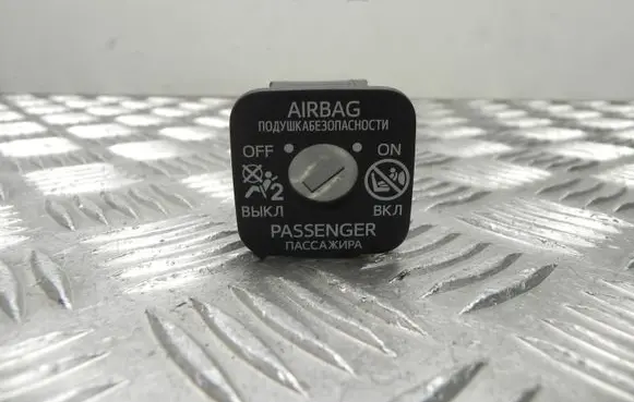 Passenger airbag on/off switch