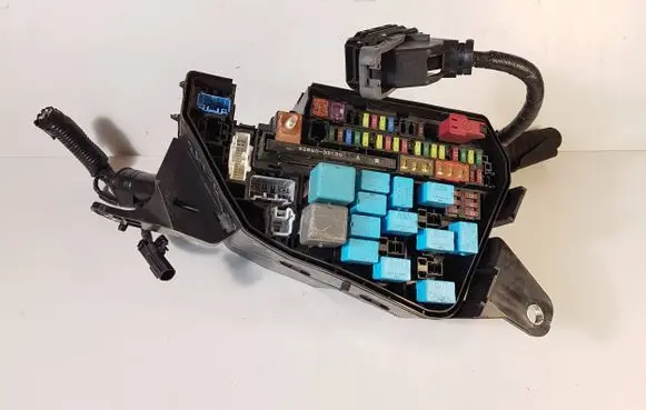 Toyota RAV 4 (XA50) Fuse box set 8262033130