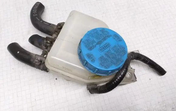 Nissan Almera Tino Brake fluid reservoir 