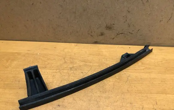 Hyundai i30 Rear door windshield rail 835102L000