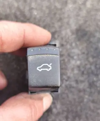Volkswagen PASSAT B5.5 Tailgate/boot open switch button 1J0959831A PA6GF30 1J0959831