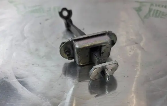 Nissan Note (E11) Rear door check strap stopper 