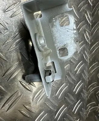 Fender mounting bracket