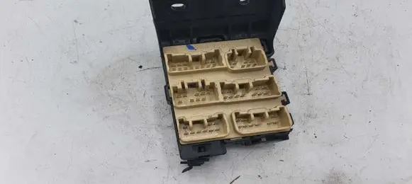 Toyota Corolla Verso E121 Fuse module 8273405030