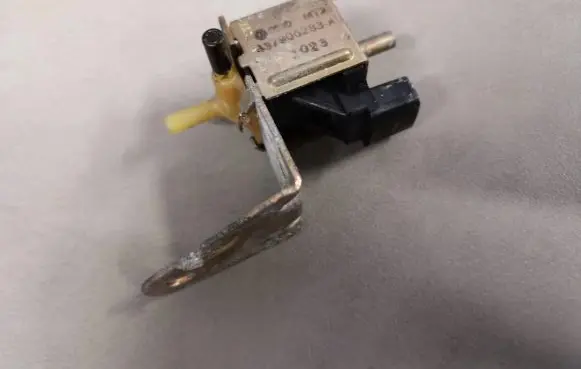 Audi 80 90 S2 B4 Vacuum valve 437906283A