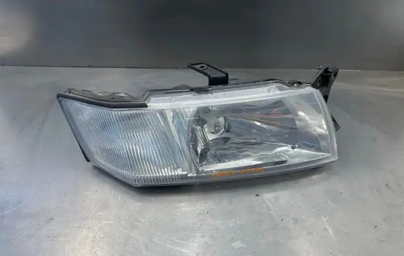 Mitsubishi Space Wagon Headlight/headlamp 10087265