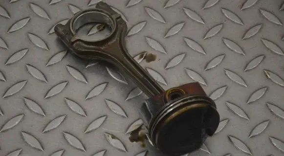 Volkswagen Polo V 6R Piston 04EE