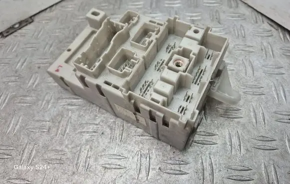 Toyota RAV 4 (XA20) Fuse module 8273342080