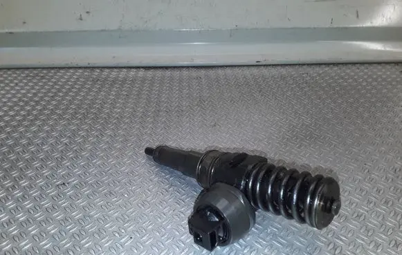 Volkswagen Golf Plus Fuel injector 038130073ag