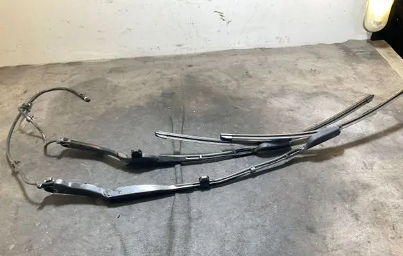 Volvo XC40 Front wiper blade arm