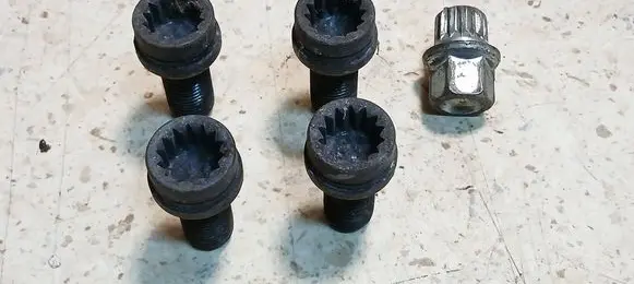 Seat Altea Anti-theft wheel nuts and lock 