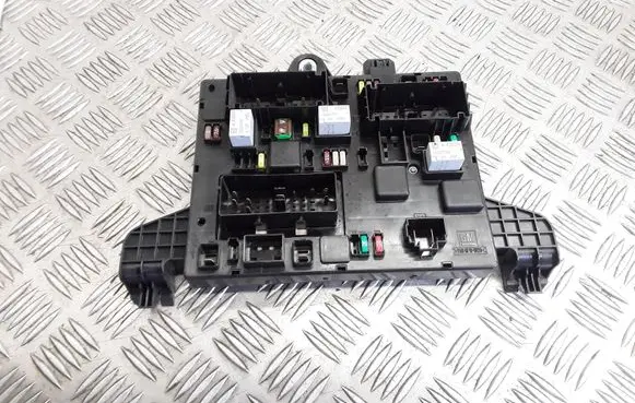 Opel Zafira C Fuse module 13368653 365927271 13361776