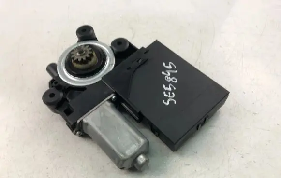 Volvo S40 Front door window regulator motor 979038100