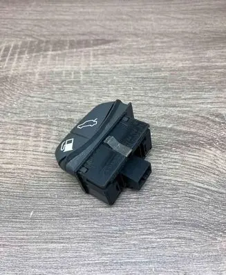 Volvo V70 Fuel tank opening switch 9166208 03170001 510501