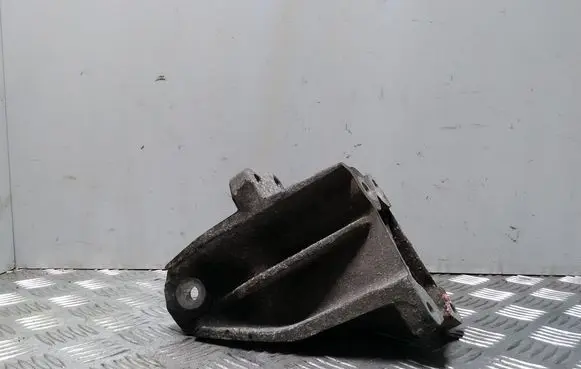 Lexus IS 220D-250-350 Engine mounting bracket