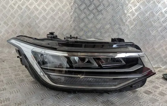Volkswagen Tiguan Headlight/headlamp 5NB941036C
