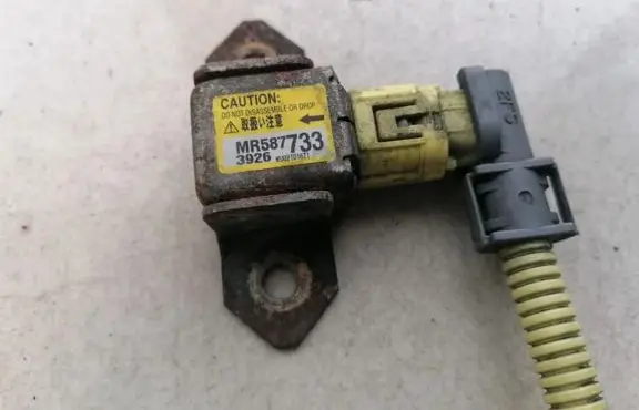 Mitsubishi Outlander Airbag deployment crash/impact sensor MR587733